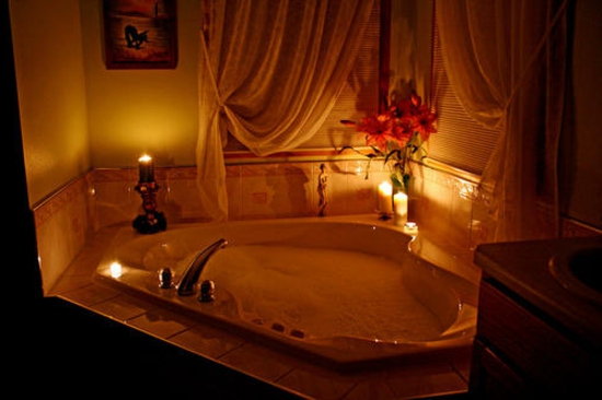 romantische badkamer snijbloemen en kandelaars