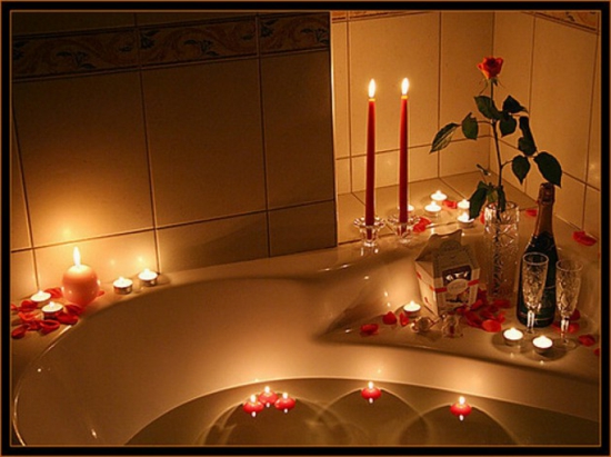 romantische badkamer drijvende kaarsen en champagne