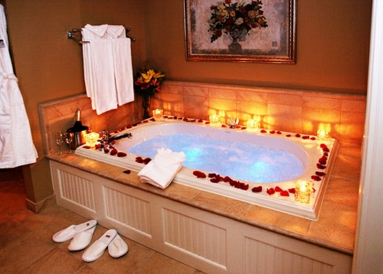 romantische badkamer whirlpool met verlichting