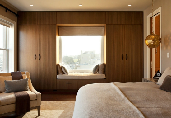浪漫的卧室床上窗台，窗台，内部安装松弛角视图