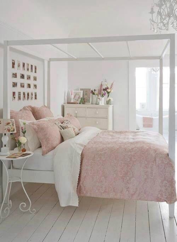 ložnice staré růžové postele