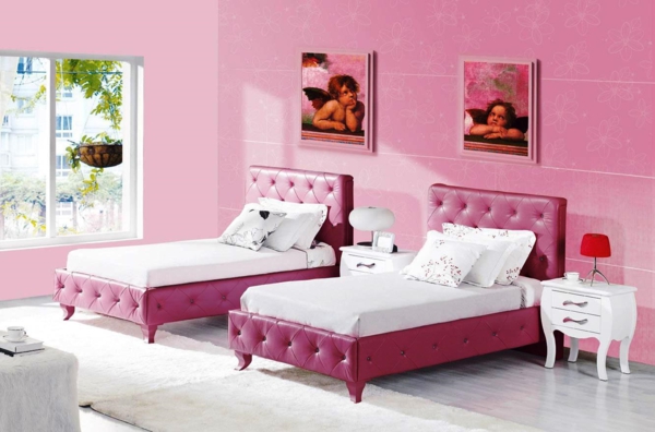 roze slaapkamer met dubbele lederen bedden