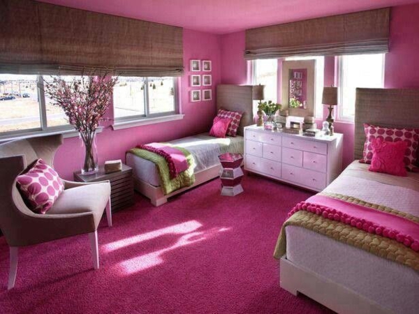 růžová ložnice s manželskou postelí