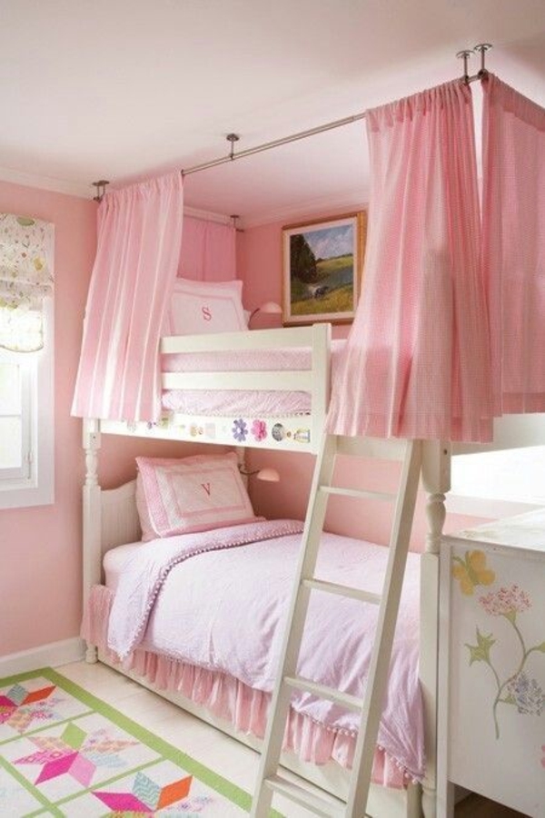 rožinė miegamojo dviaukštė lova vaikų kambarys