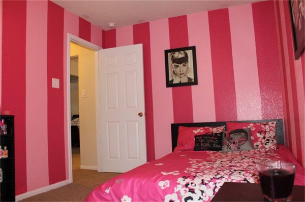 roze slaapkamer gestreepte muren