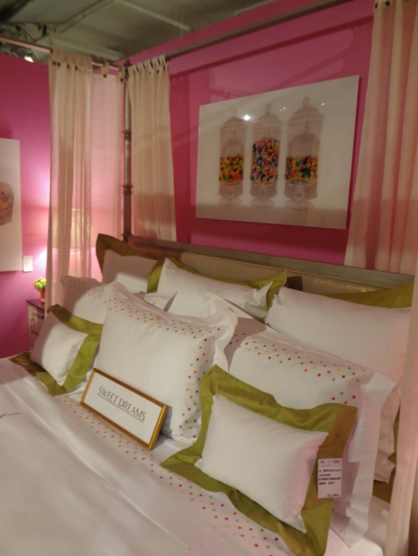 roze slaapkamer groen accent kussen