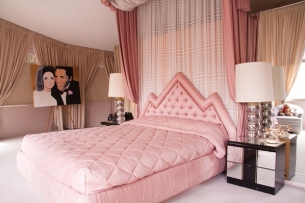 růžová ložnice svatební postel