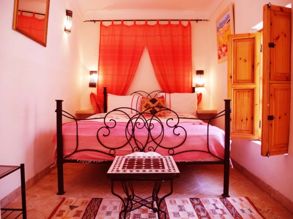 roze slaapkamer metalen bed oranje