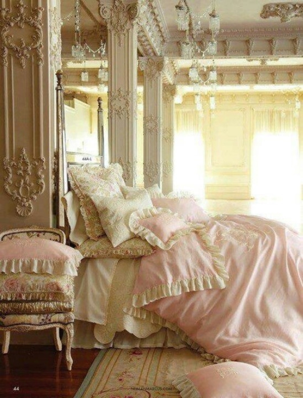 růžová ložnice rococo stylu