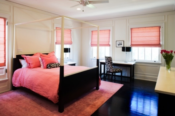 dormitor roz negru pat cu patru postere