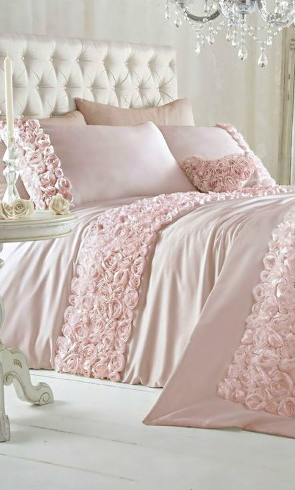 roz dormitor țesături trandafiri cristal candelabru