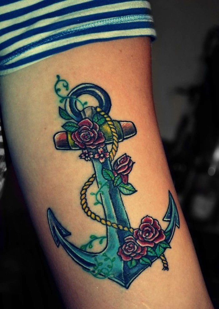 玫瑰在前臂妇女的纹身锚点纹身
