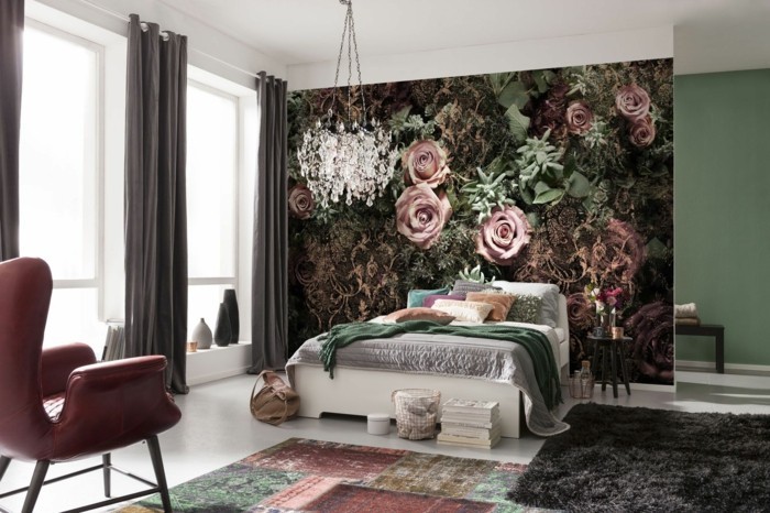 rožinės tapetai miegamajame, išgalvotas akcento siena ir gražūs kilimai
