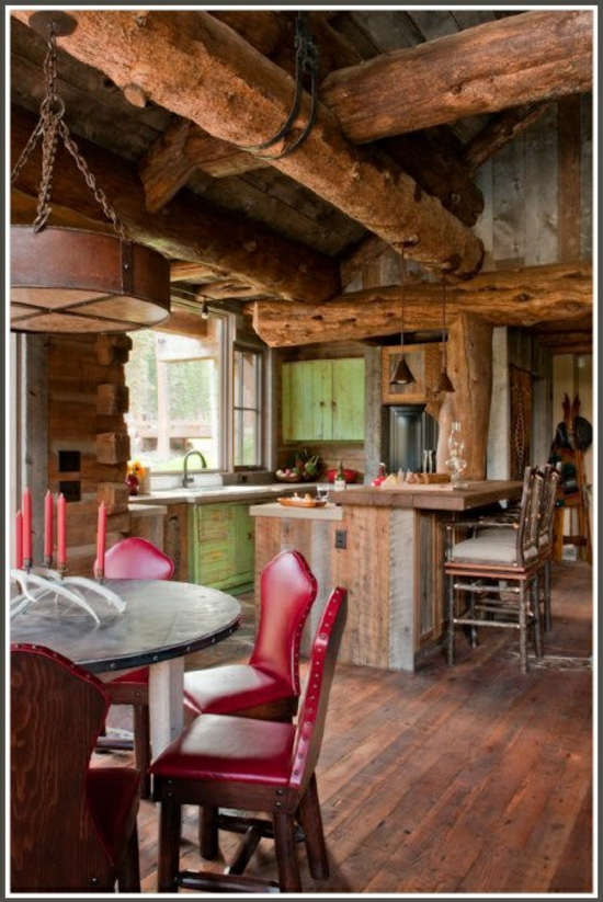 červená čalouněná kožená židle jídelní stůl dřevěné trámy Moderní země kuchyně