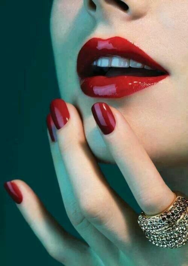 Gel nails at Christmas red fingernails images boldly