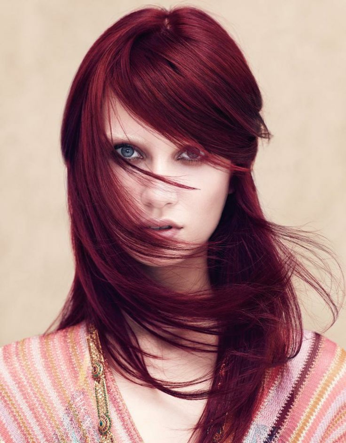 rødt hårfarging langhårsskåret snitt med ponni