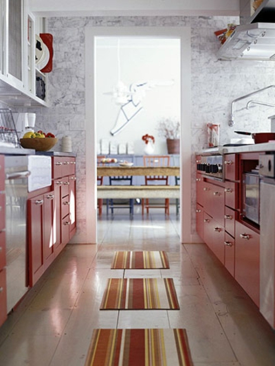 κόκκινο κουζινάκι στενοί εσωτερικοί χώροι κουζίνας
