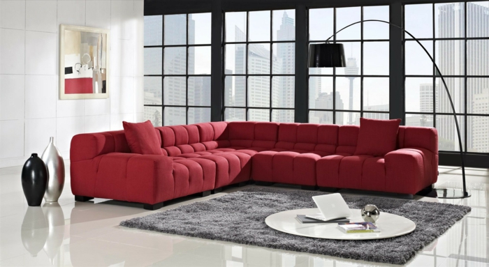 røde sofaer l forme lysgrå tæppe deco vaser