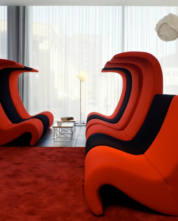 røde sofaer stue fancy møbler rødt sort rødt tæppe