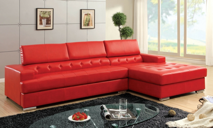 røde sofaer stue gråt tæppe glas ovalt glas sofabord