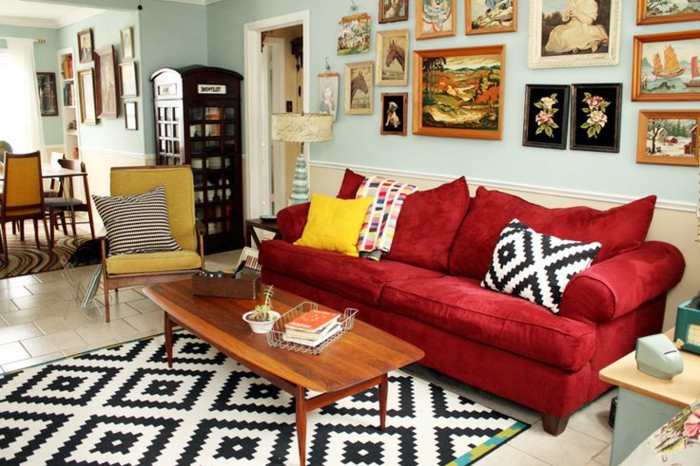 røde sofaer stue gulv tæppe geonetiske mønster