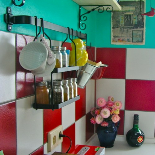 червена бяла кухня кухненски панел ваза цветно стъкло