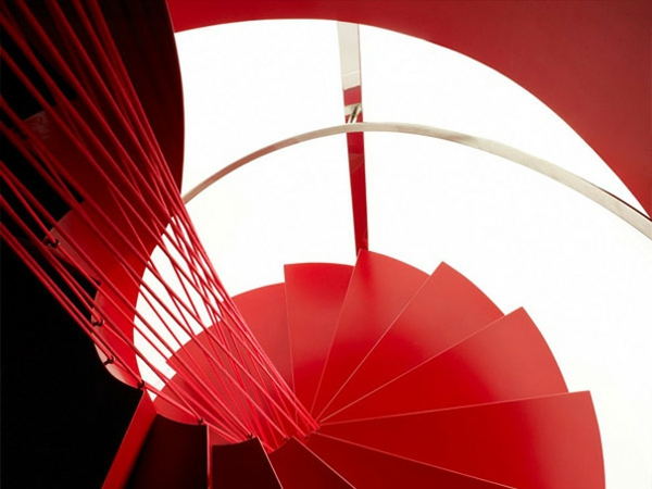червено спирално стълбище с декорация