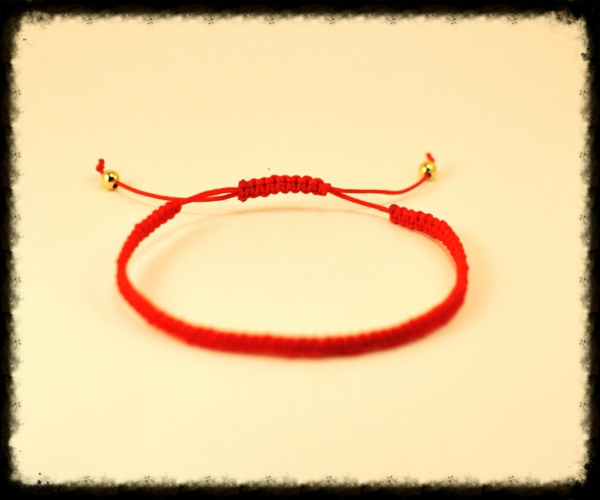 rødt tråd gyldne elementer armbånd smykker