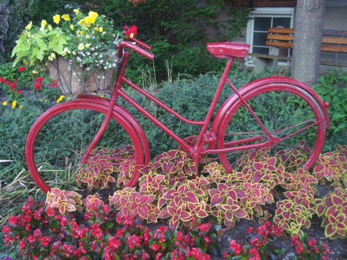 红色的自行车在花园里