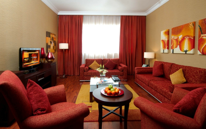 rød sofa smukke mønster stue lange gardiner
