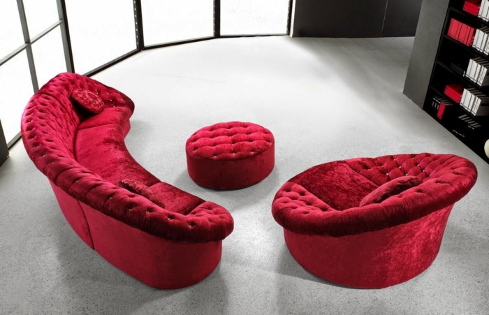 червен диван хол, създаден със стил