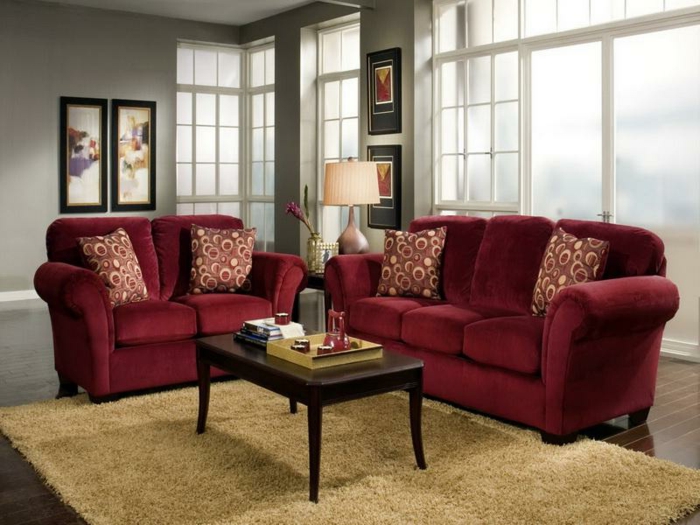 rød sofa stue oprettet beige tæppe