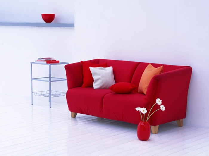 червен диван хол декор деко ваза хвърли възглавница