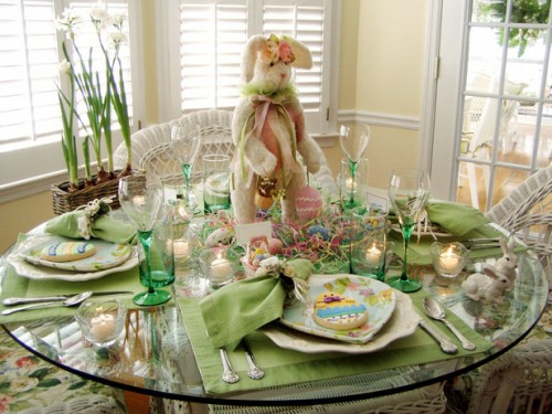 圆的玻璃桌家庭盛宴想法装饰