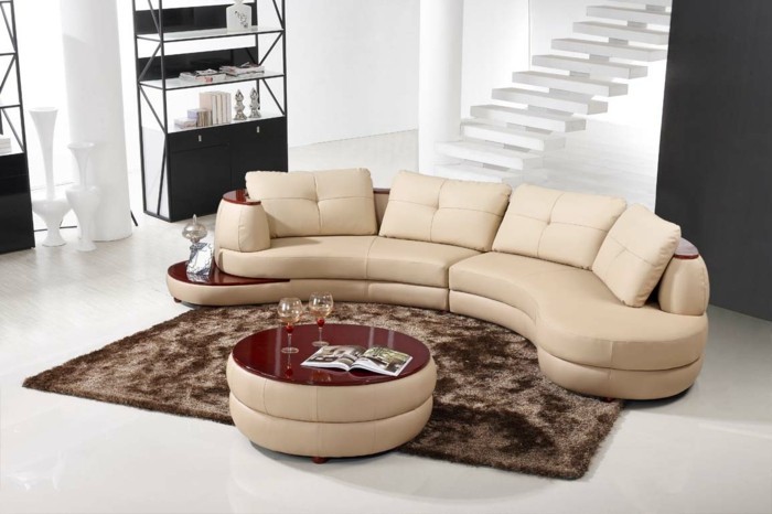 runde sofa beige røde accenter brun tæppe