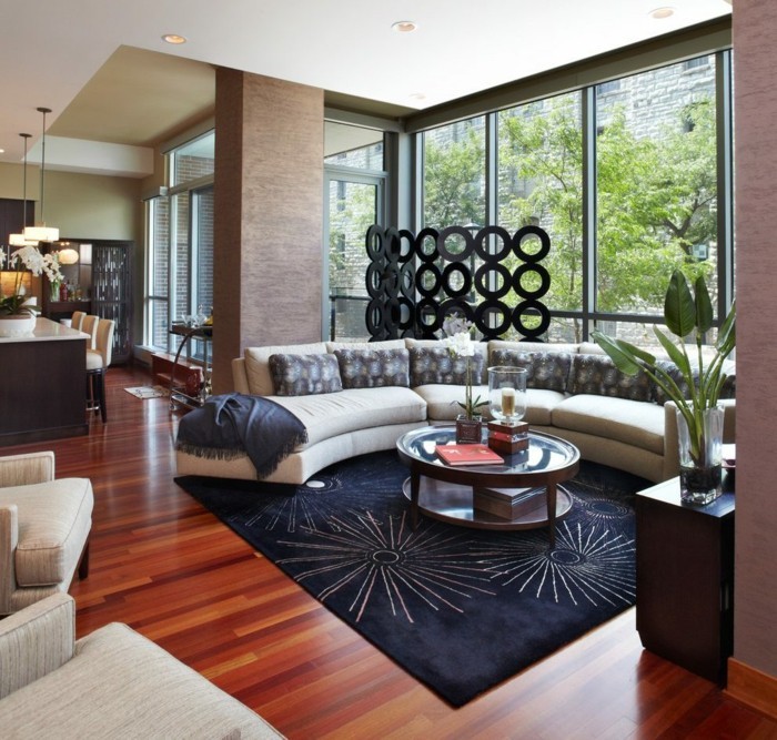 runde sofa dekoreret med kaste pude smukke tæppe