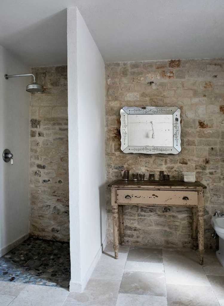 maalaismainen kylpyhuone kalusteet kylpyhuone laatat travertiini puu suihku