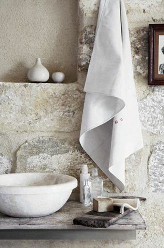 ρουστίκ έπιπλα μπάνιου πετσέτα νεροχύτη πέτρινο τοίχο