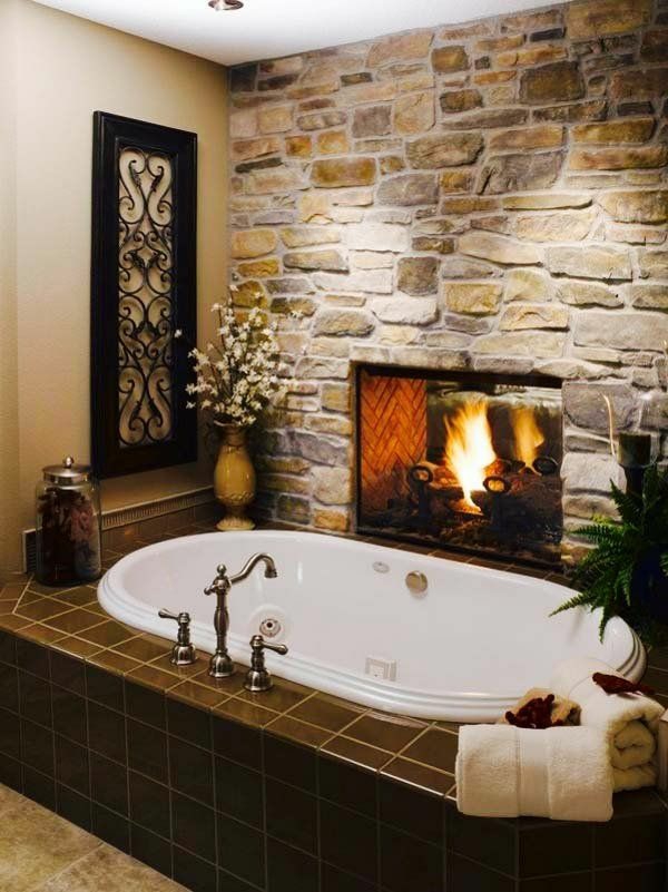 Ideas de diseño rústico para cuarto de baño chimenea de pared de piedra