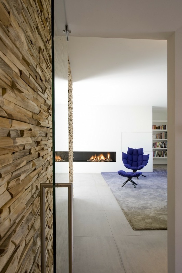 prabangi medinė siena minimalistinėje gyvenamojoje erdvėje