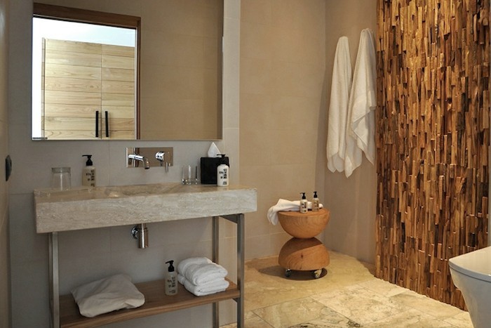 pared de madera rústica con hermosa pared de acento en el baño