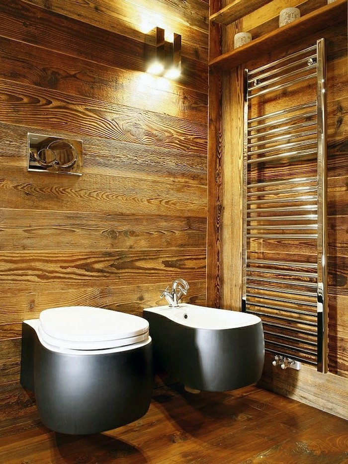decoración rústica de madera en la pared en el baño