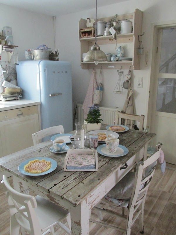 mobilier rustic zonă de luat masa bucatarie podele din lemn rafturi deschise