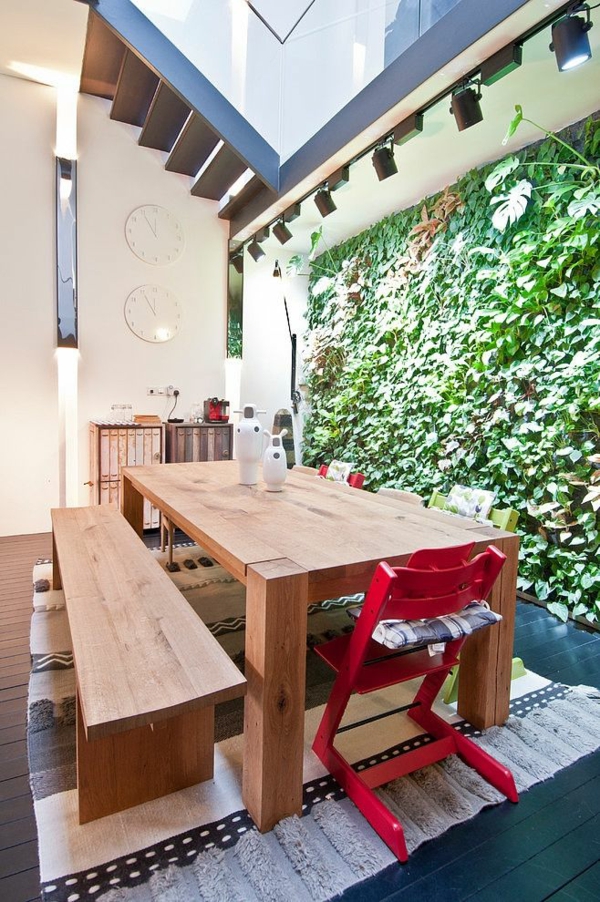 rustiek dakterras eetkamer eettafel houten bankstoelen runner terrasplanken verticale tuin