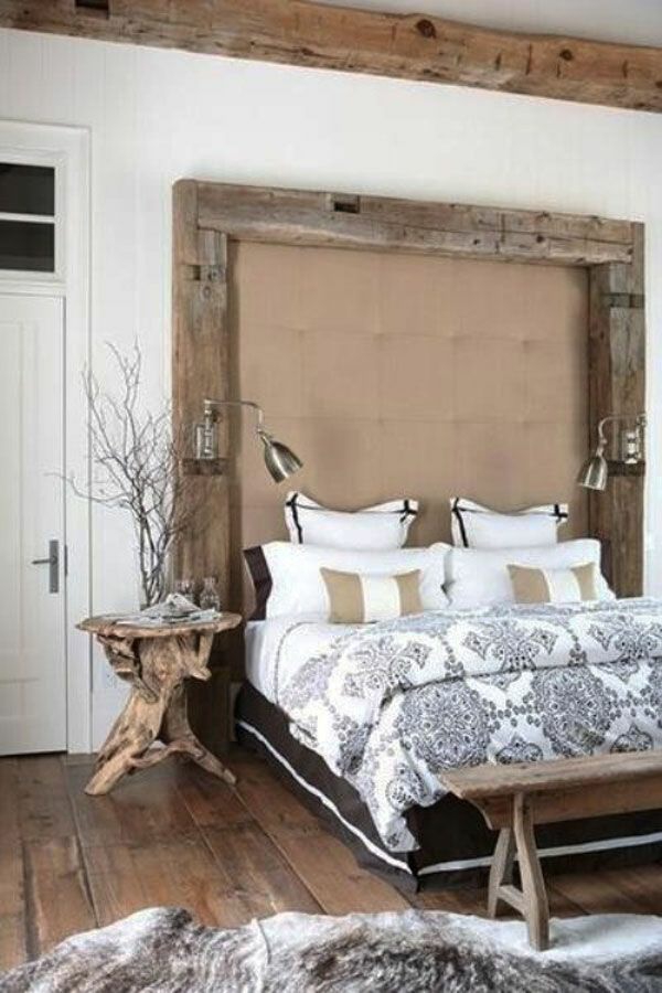 rustikke soveværelse med træbjælker dekorere seng