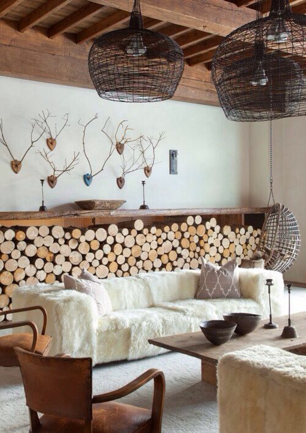 质朴的客厅壁炉木材店木柴妥善存储