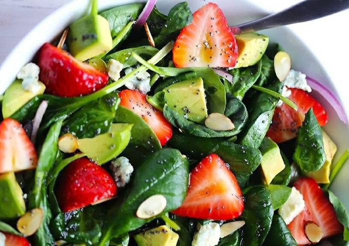 salades voor afslankende salade recepten avocado-spinazie aardbeien