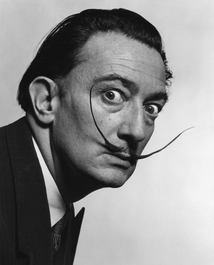 Salvador Dalí arbeider maleren