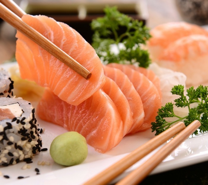 sashimi sushi med steker måltid
