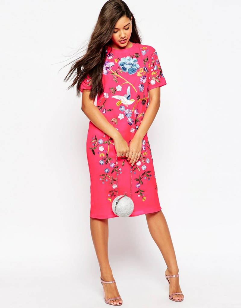 krásné letní šaty krátké květinové šaty růžový květinový tisk